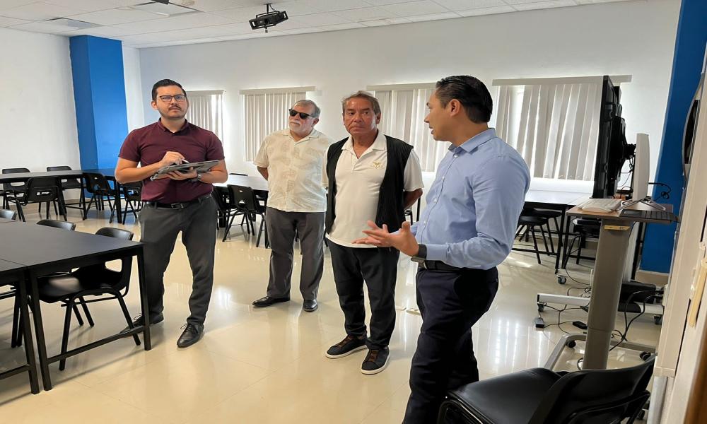 Comparte Fernando González Corona su experiencia empresarial ante estudiantes