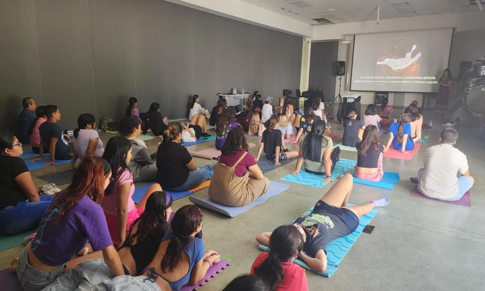 Se reúne la comunidad universitaria en la presentación del libro “Returning Home To Our Bodies”
