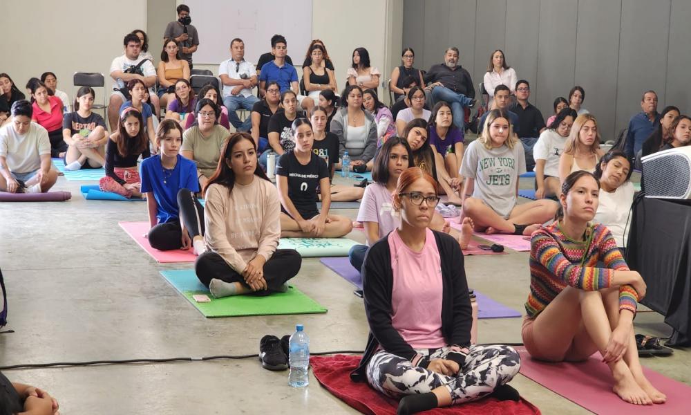 Se reúne la comunidad universitaria en la presentación del libro “Returning Home To Our Bodies”