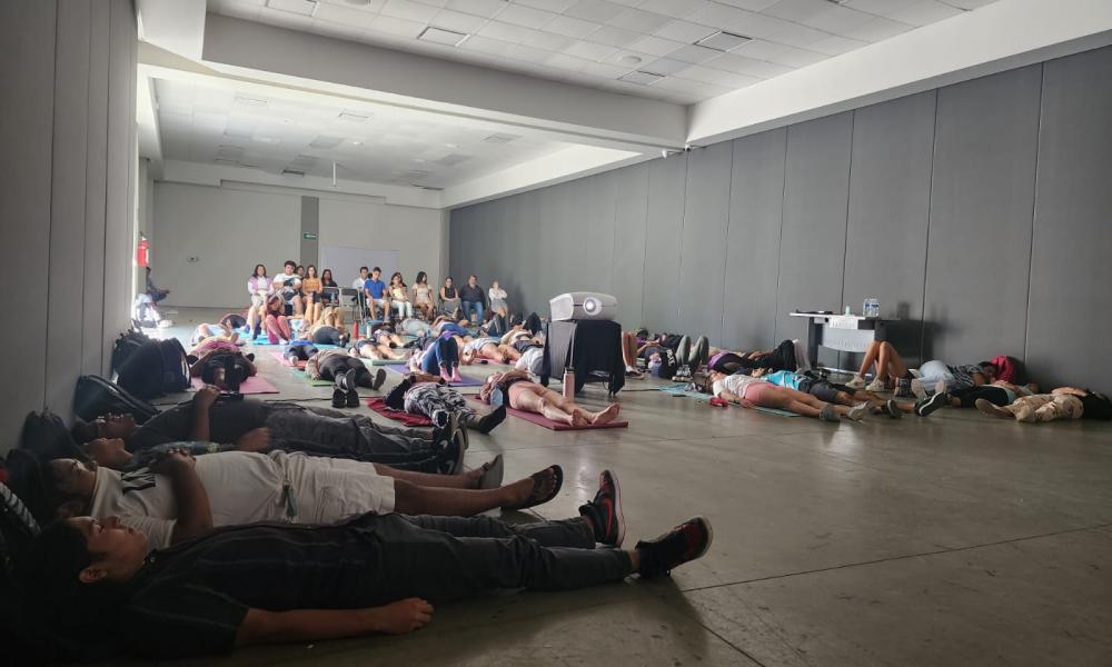 Se reúne la comunidad universitaria en la presentación del libro “Returning Home To Our Bodies”