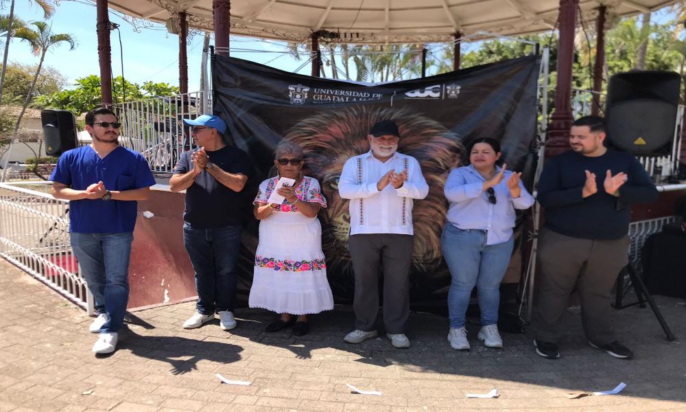 Atienden universitarios a habitantes de Ixtapa con “Tejidos Comunitarios”