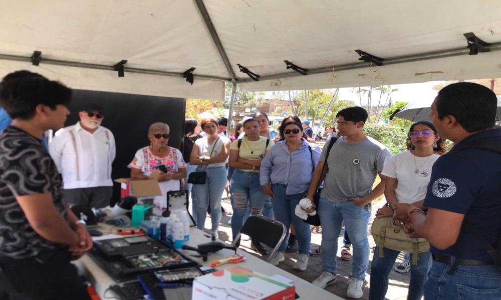 Atienden universitarios a habitantes de Ixtapa con “Tejidos Comunitarios”