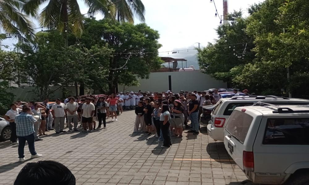 Activa participación de comunidad CUCosta en el simulacro