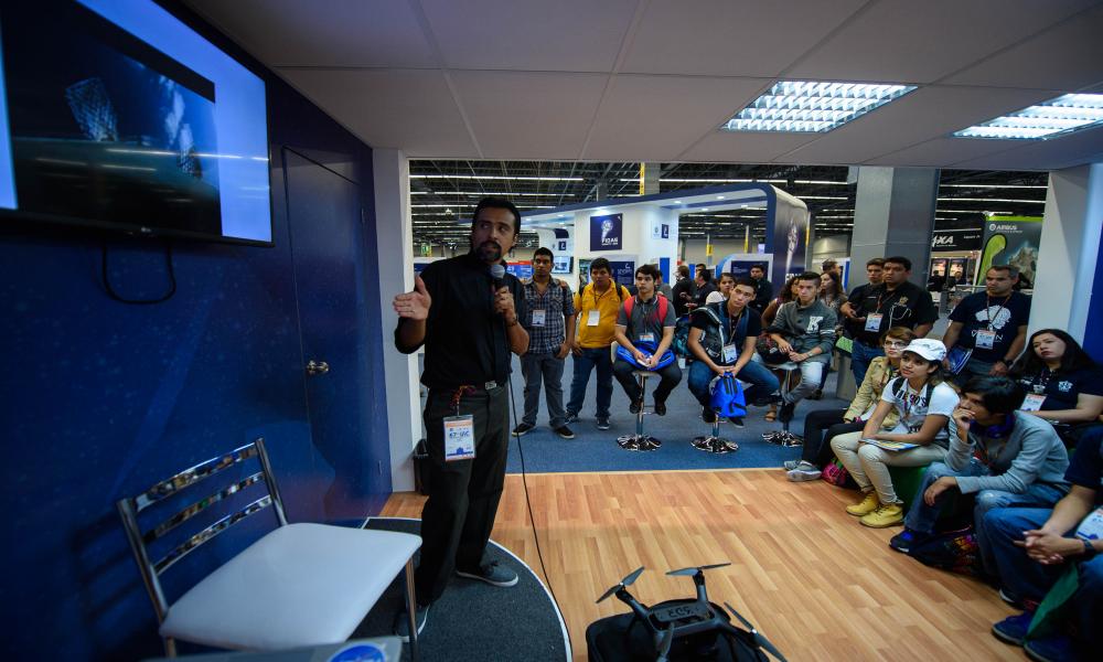 Dialogan sobre el futuro del Internet de las cosas