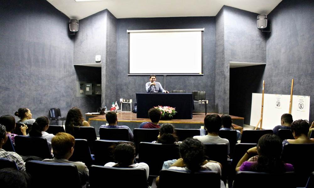 Ciencia y cultura pop convergen en libro de investigador del CUCosta