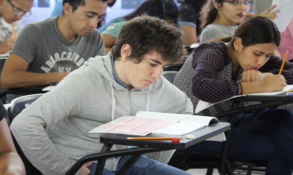 Presentan más de 1,100 aspirantes examen de ingreso al CUCosta