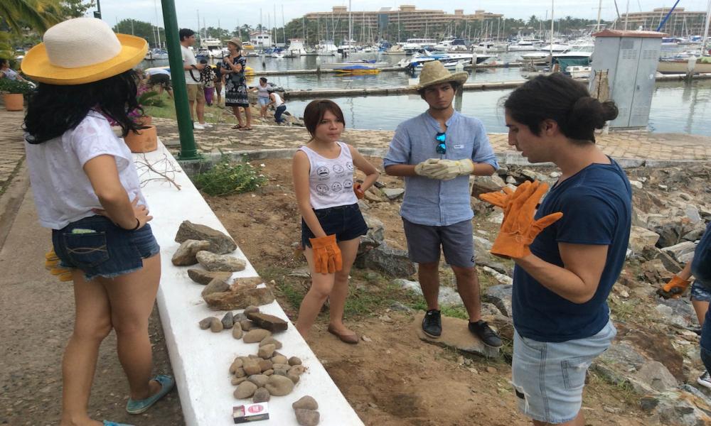 Crean universitarios “Arte de la tierra” en Nuevo Vallarta