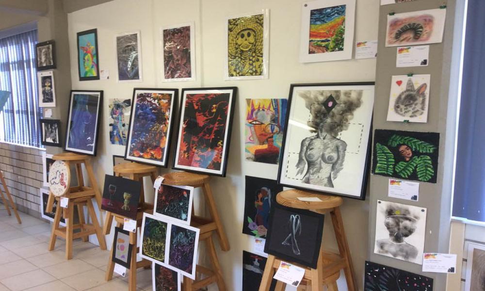 Plasman estudiantes de Artes Visuales talento y creatividad en exposición plástica