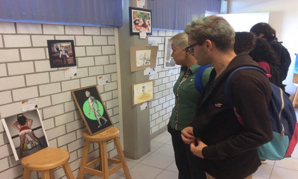 Plasman estudiantes de Artes Visuales talento y creatividad en exposición plástica