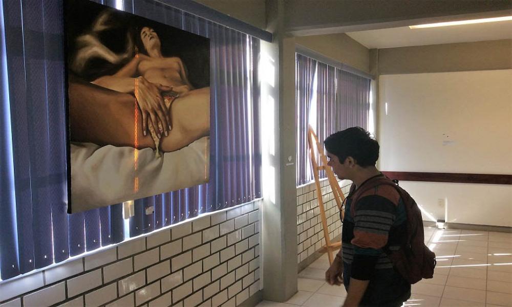 Plasman estudiantes de Artes Visuales talento y creatividad en exposición plástica