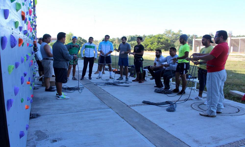 Capacitan a docentes en técnicas de seguridad para muro de escalar