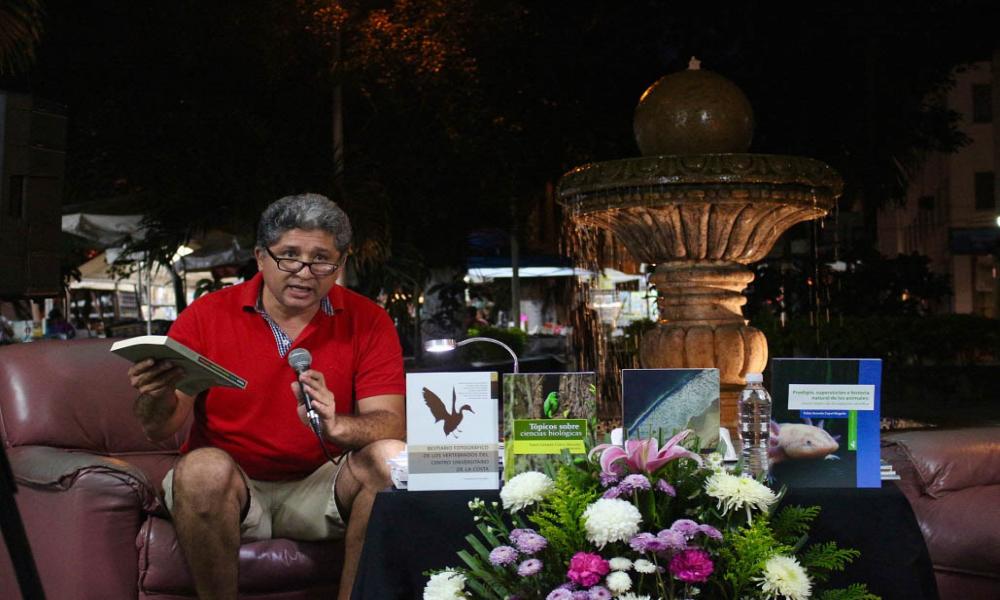 Presenta investigador del CUCosta obras de divulgación científica