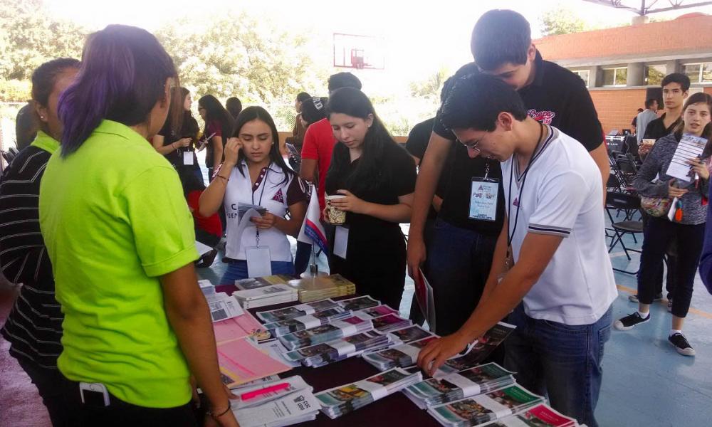 CUCosta brinda orientación educativa a bachilleres
