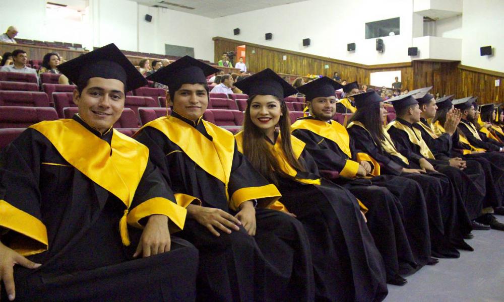 Rinden protesta egresados de Contaduría Pública del CUCosta