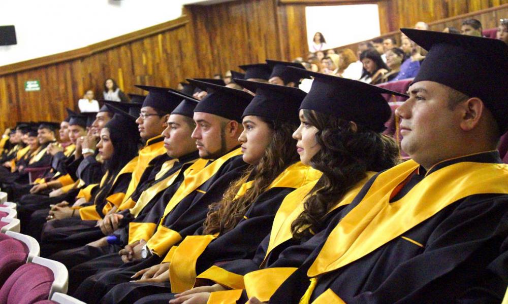 Rinden protesta egresados de Contaduría Pública del CUCosta