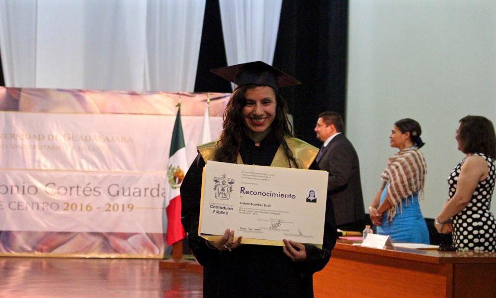 Rinden protesta egresados de Contaduría Pública del CUCosta