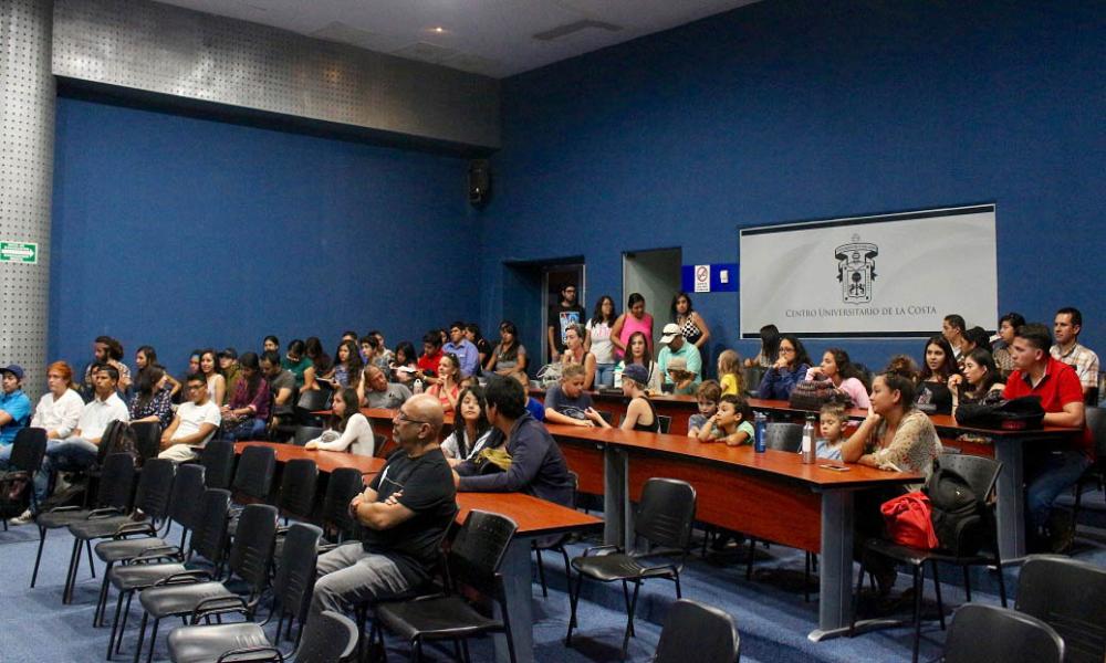 Presentan documental “The Lost Bird Project” a estudiantes de Biología