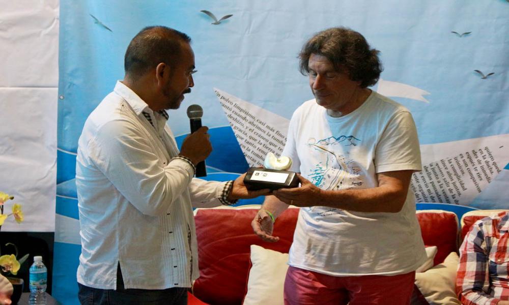 Poetas y bachilleres de Puerto Vallarta sostienen diálogo literario