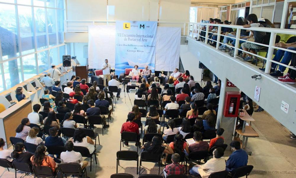Poetas y bachilleres de Puerto Vallarta sostienen diálogo literario