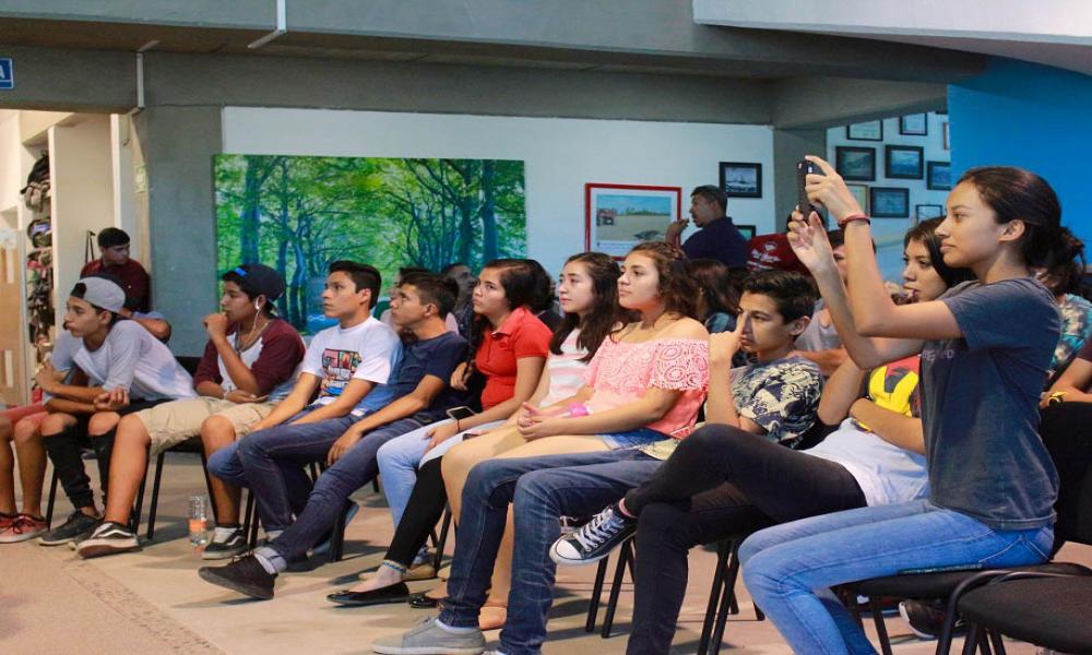 Poetas y bachilleres de Puerto Vallarta sostienen diálogo literario