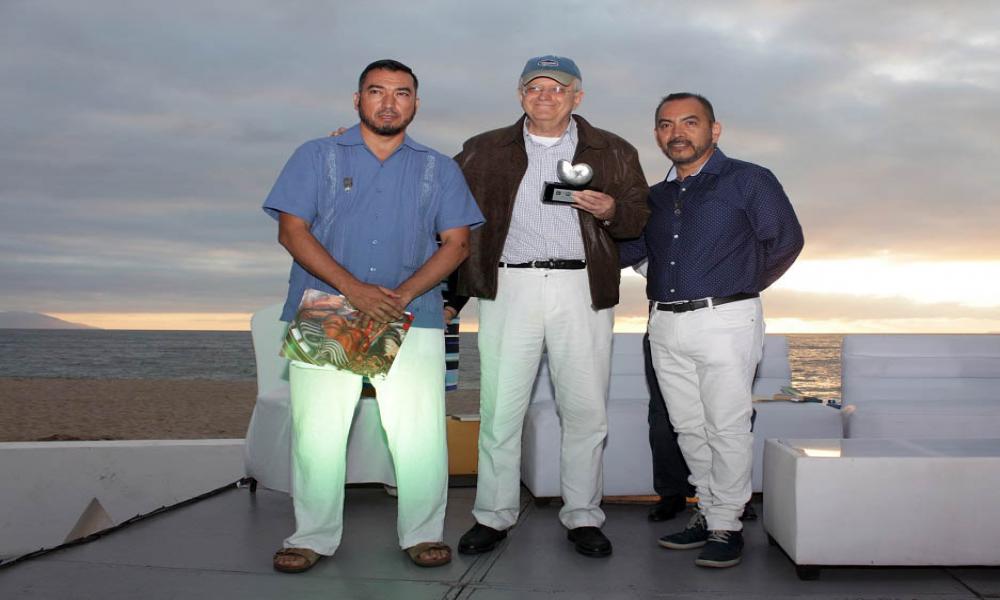 Recibe poeta Marco Antonio Campos presea “El Caracol de Plata”