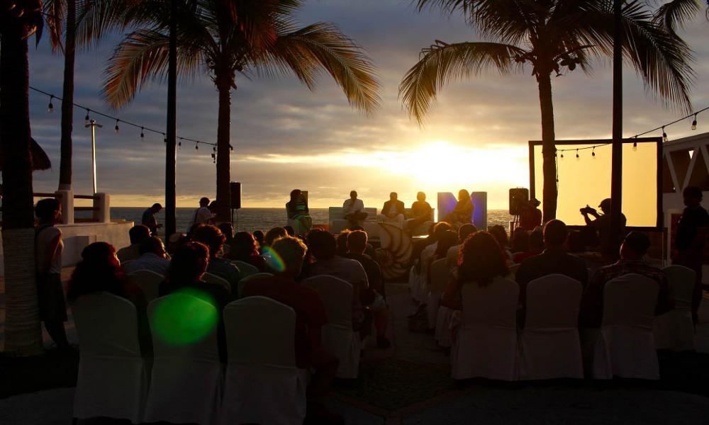 Recibe poeta Marco Antonio Campos presea “El Caracol de Plata”