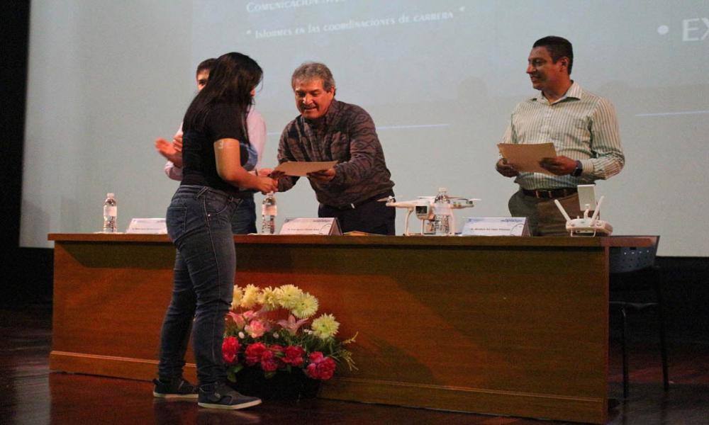 Reconocen a estudiantes destacados de División de Ingenierías CUCosta
