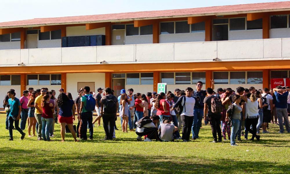 Moviliza CUCosta a más de 850 personas en macrosimulacro”