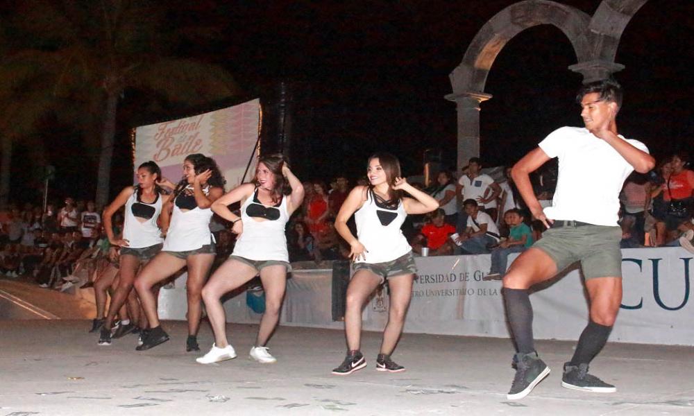 Promueven universitarios actividad física con Festival de Baile