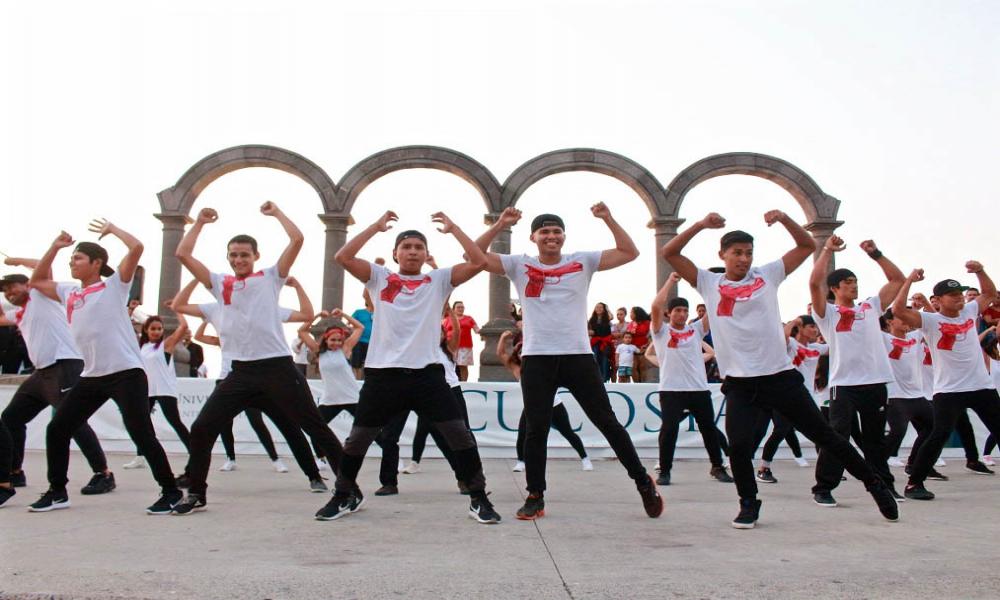 Promueven universitarios actividad física con Festival de Baile