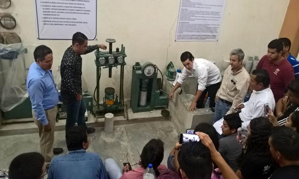 Participan ingenieros en concurso de resistencia de cilindros de concretos