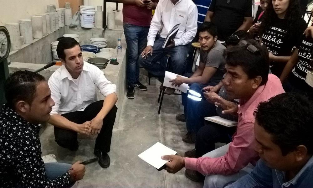Participan ingenieros en concurso de resistencia de cilindros de concretos
