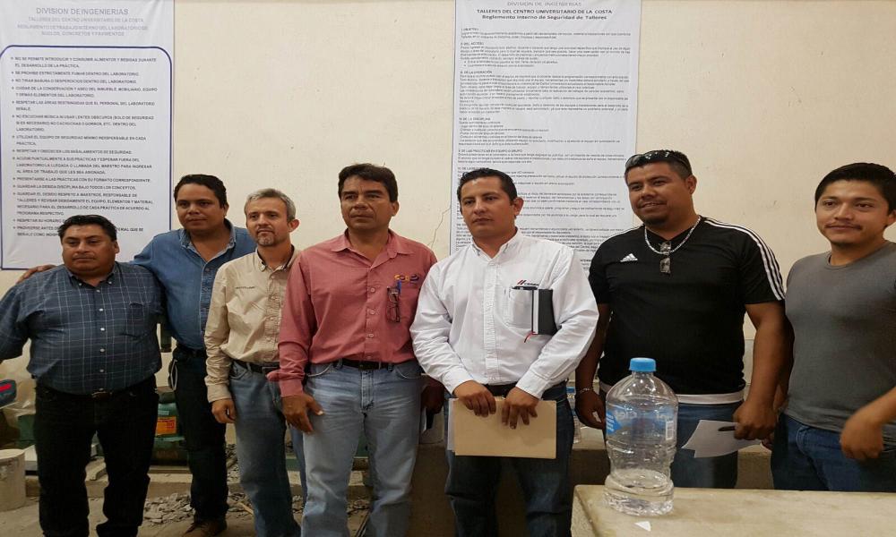 Participan ingenieros en concurso de resistencia de cilindros de concretos