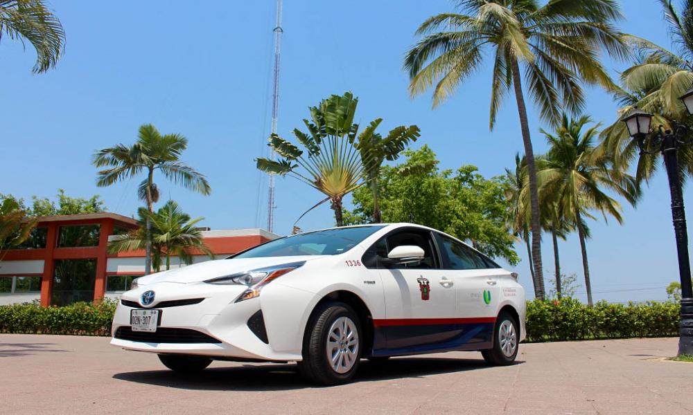 Inicia CUCosta renovación vehicular con autos ecológicos