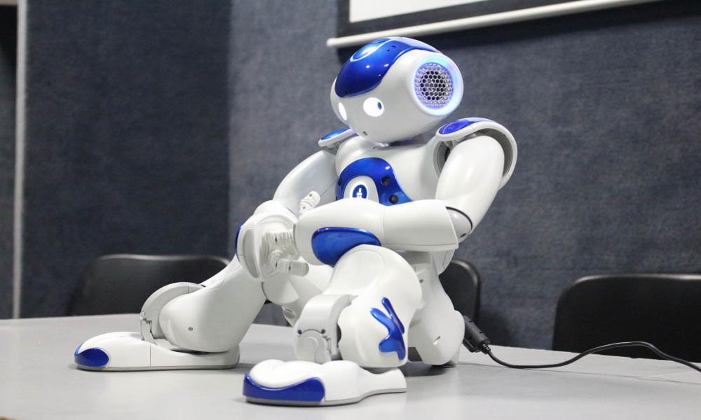 Presentan en CUCosta al robot educativo NAO