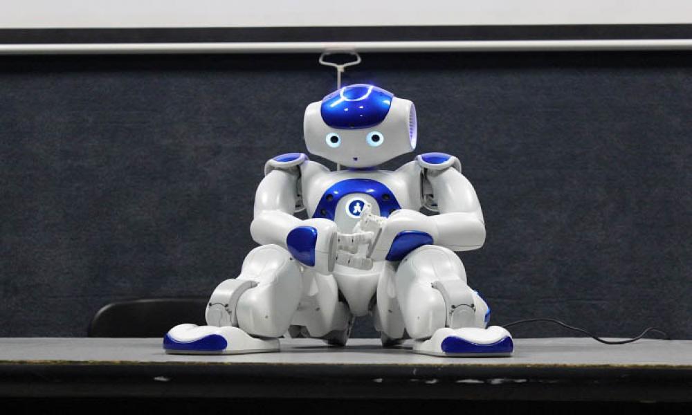 Presentan en CUCosta al robot educativo NAO