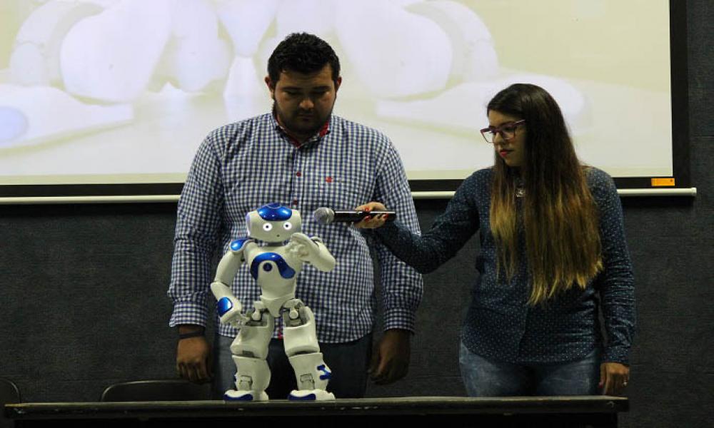 Presentan en CUCosta al robot educativo NAO
