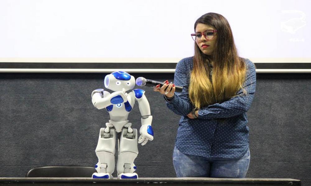 Presentan en CUCosta al robot educativo NAO