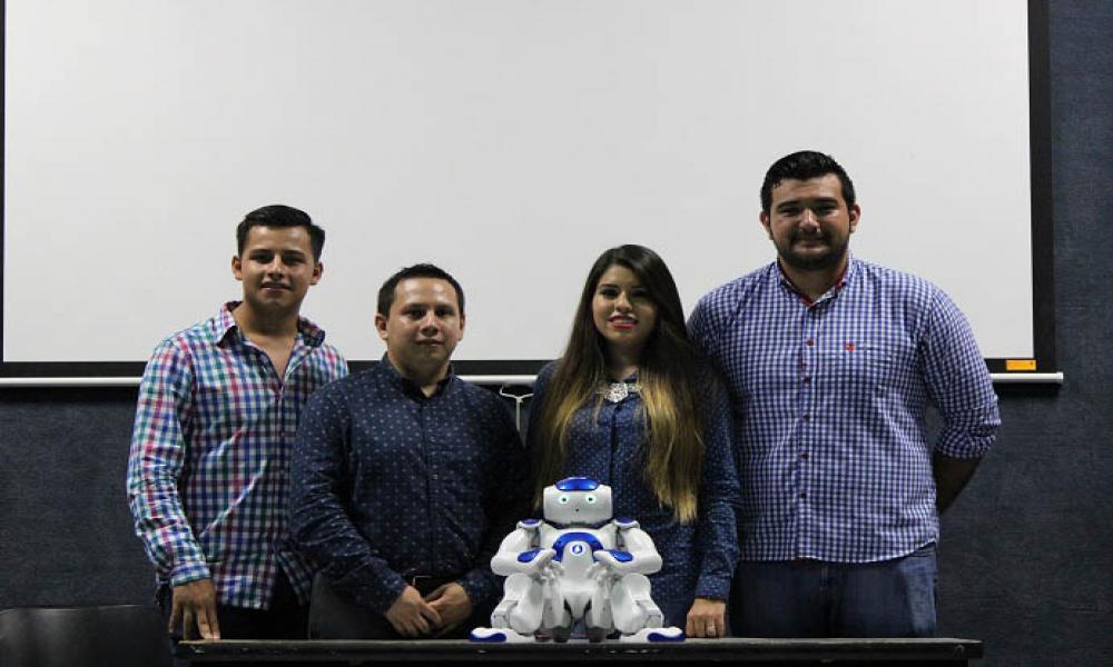 Presentan en CUCosta al robot educativo NAO