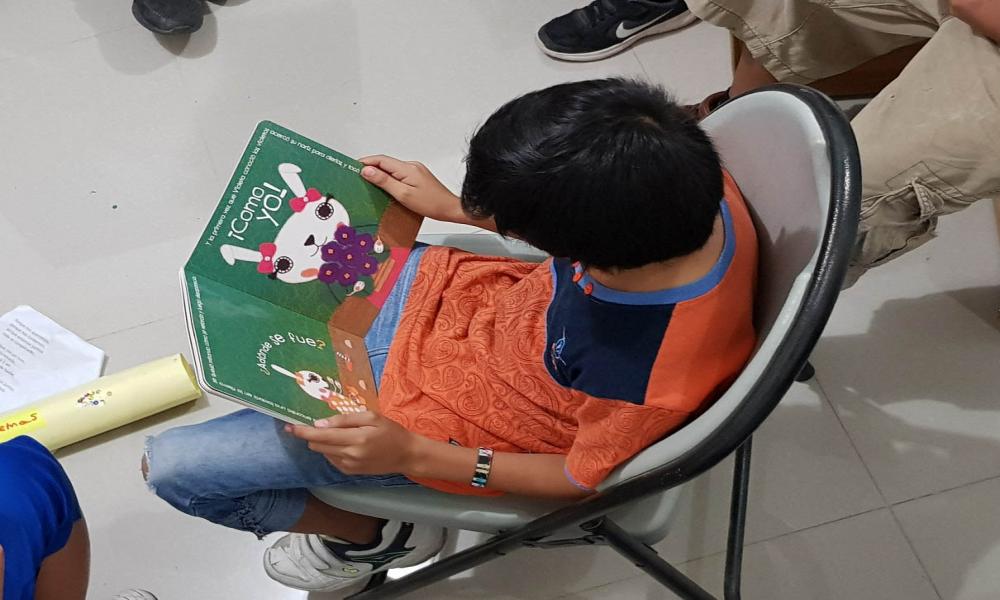 CUCosta dona libros a promotores de lectura “Letras Navegantes”