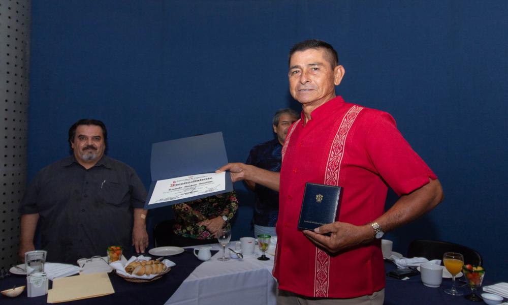 Reconocen trayectoria profesional de docentes y administrativos del CUCosta