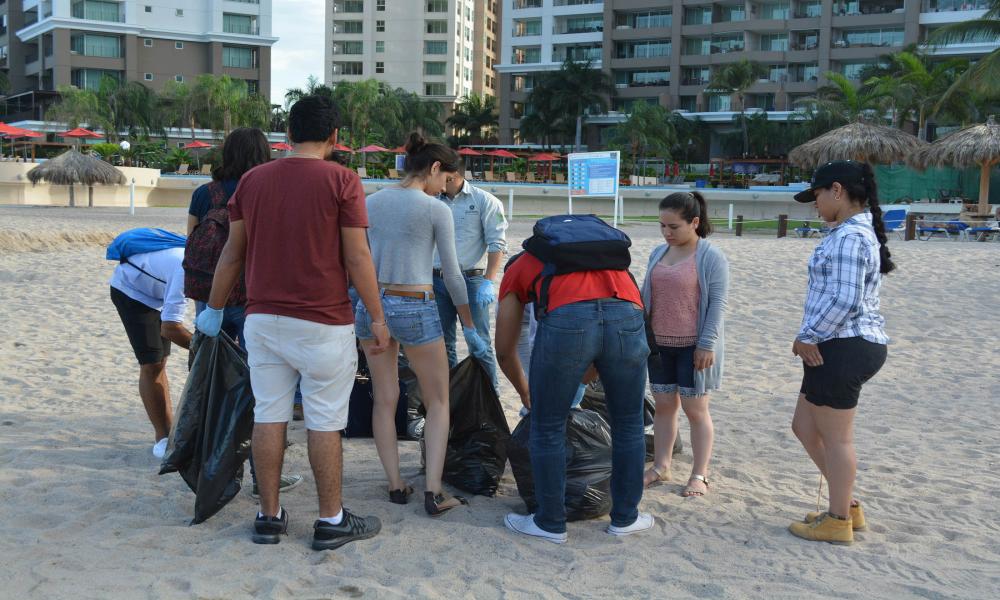 Investigadores de la UdeG detectan contaminación por plásticos en costas de Jalisco