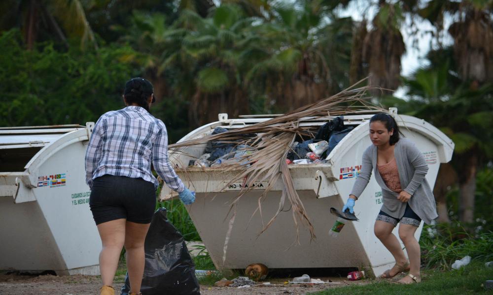 Investigadores de la UdeG detectan contaminación por plásticos en costas de Jalisco