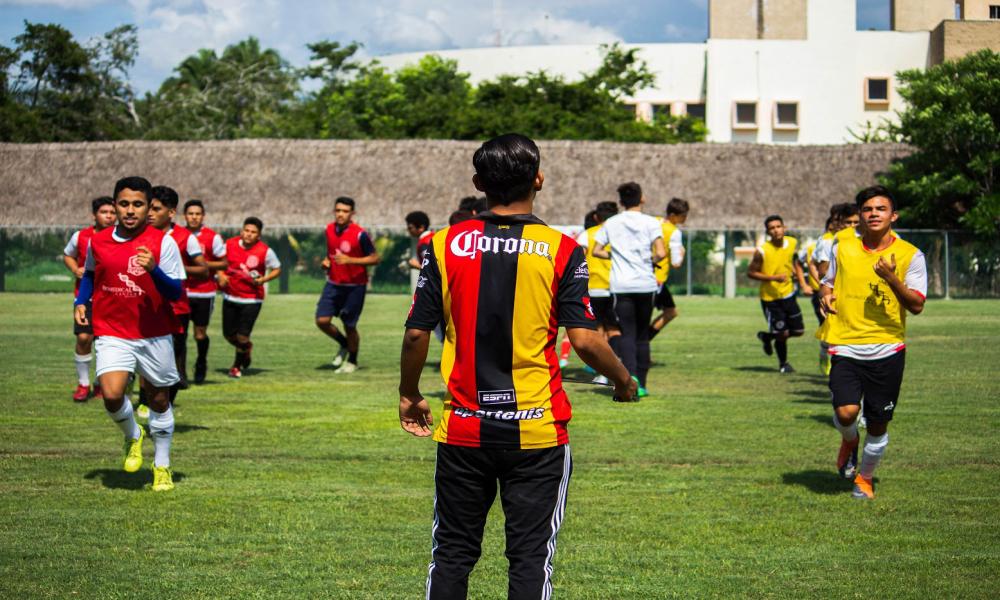 Las visorías gratuitas continúan este viernes 17 de agosto y están abiertas a niños y jóvenes de Puerto Vallarta y Bahía de Banderas Idioma Español El Centro de Formación Deportiva (CEF-UDG) Leones Negros CUC abrió este jueves su primera de dos jornadas de visorías gratuitas para niños y adolescentes de Puerto Vallarta y la región que aspiren a integrarse a la estructura del futbol profesional de los Leones Negros de la Universidad de Guadalajara (UdeG).  La tercera convocatoria para las visorías del equipo