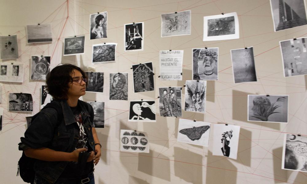 Inauguran exposiciones plásticas “En el ojo del tiempo” y “Presión MX” en el Museo de arte Peter Gray