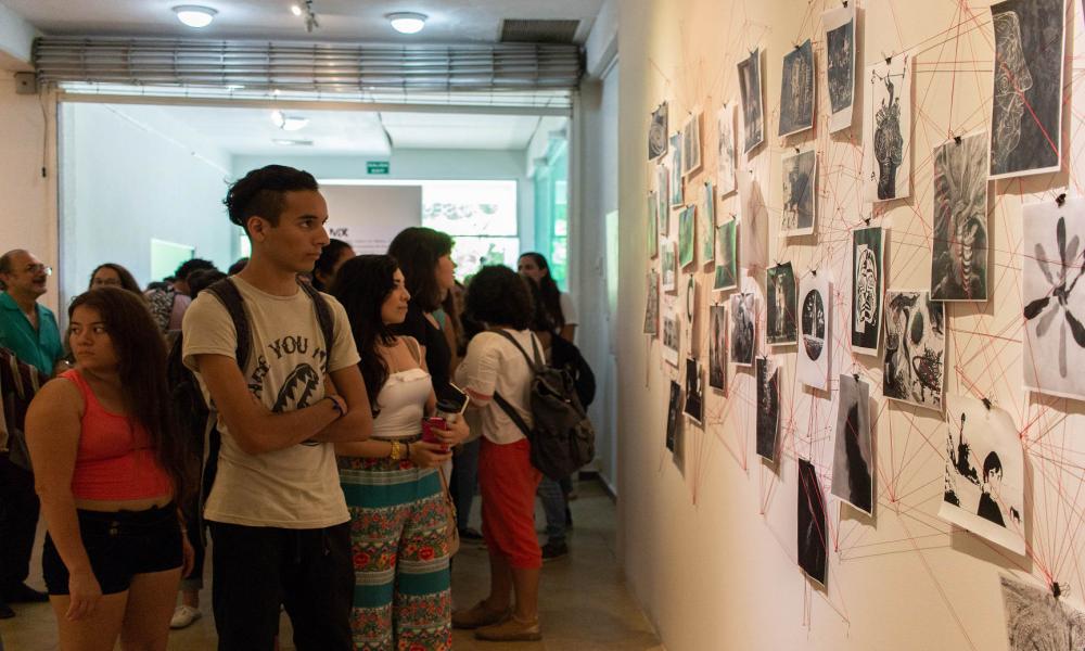 Inauguran exposiciones plásticas “En el ojo del tiempo” y “Presión MX” en el Museo de arte Peter Gray