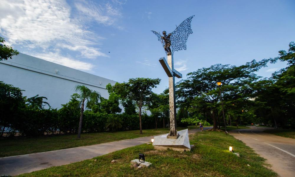 Enriquecen patrimonio cultural vallartense con donación de esculturas de gran formato