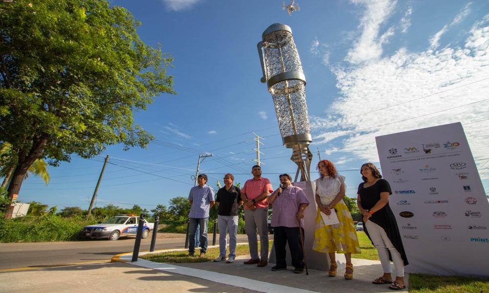 Enriquecen patrimonio cultural vallartense con donación de esculturas de gran formato