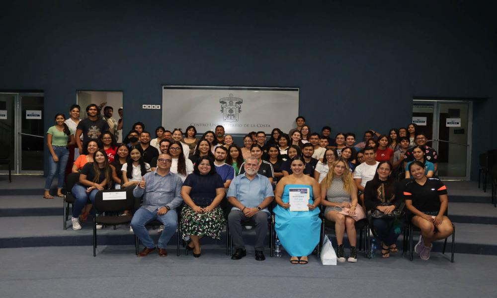 Recibe Evelin Pinto el reconocimiento por lograr el segundo lugar en Rugido UDG