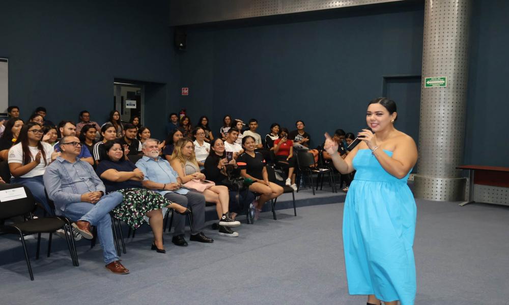 Recibe Evelin Pinto el reconocimiento por lograr el segundo lugar en Rugido UDG